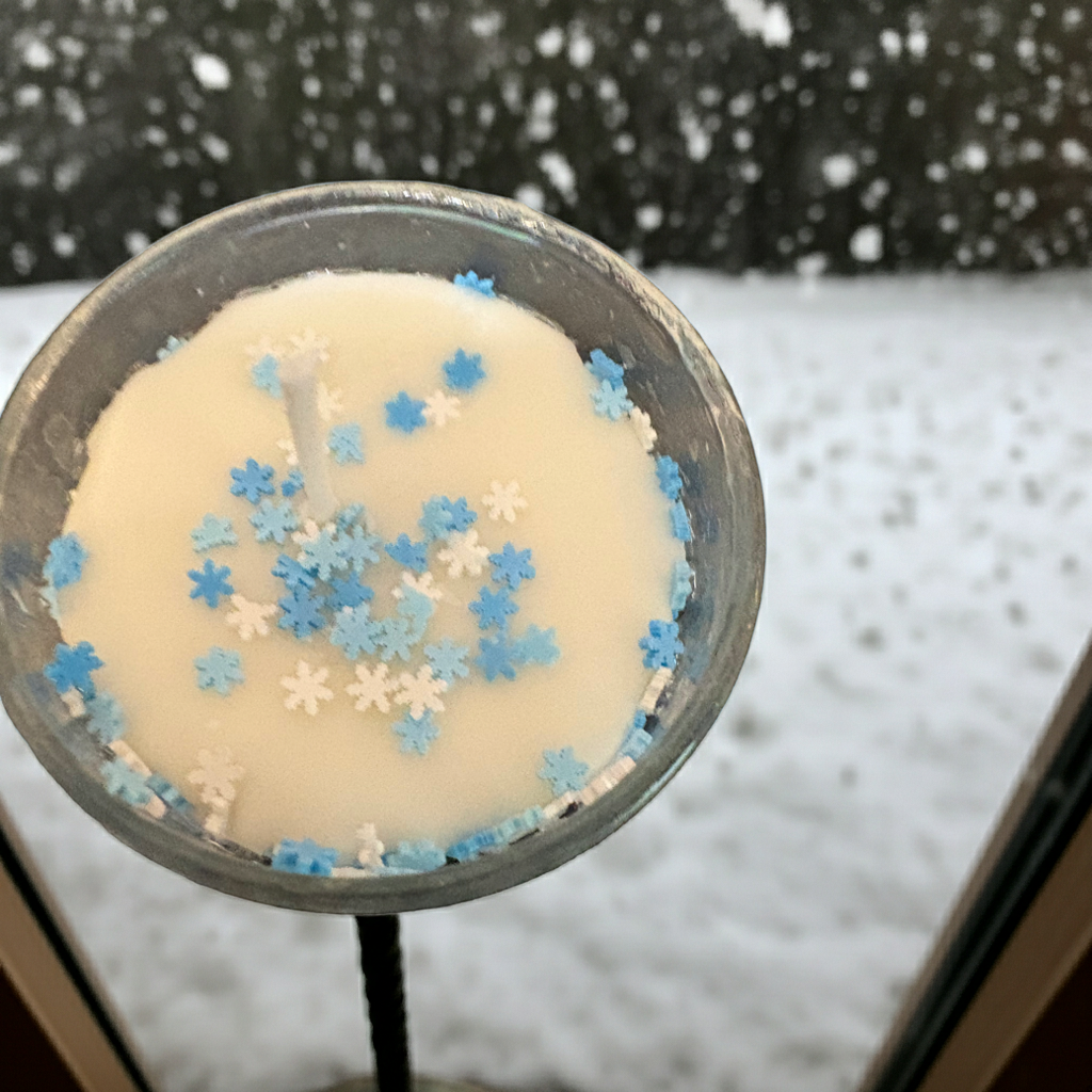 Small Vanilla Scented with snow sprinkles. Super cute!